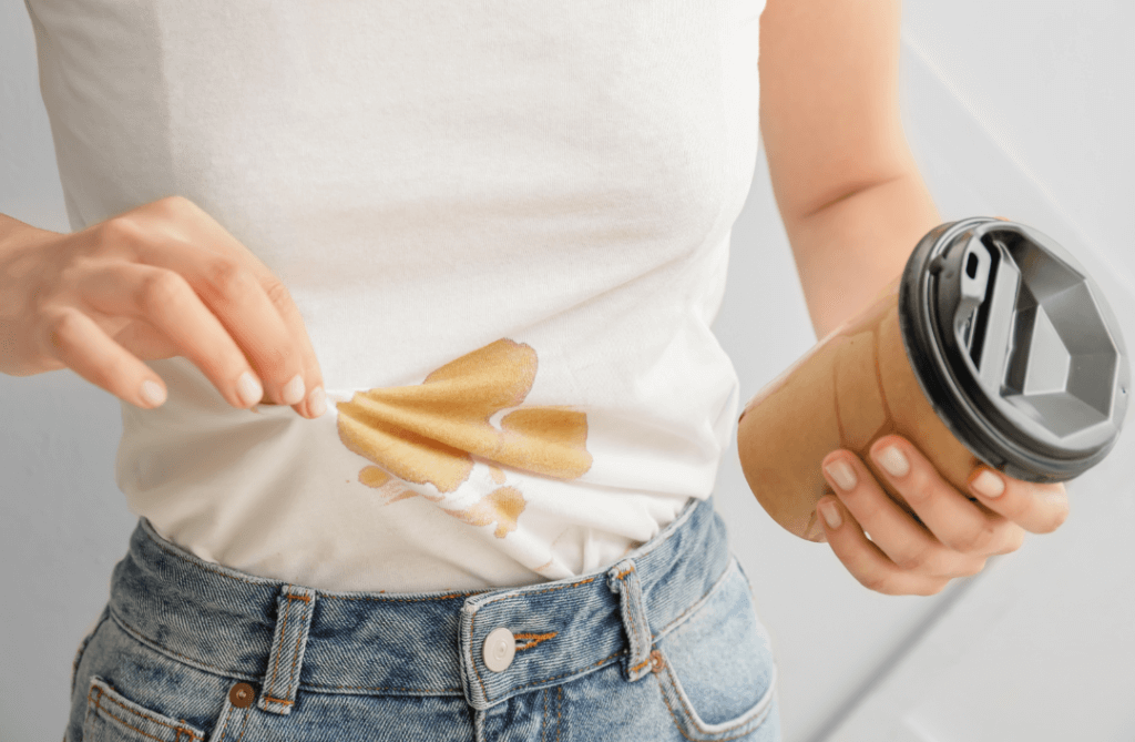 Mulher com Roupa branca segurando café