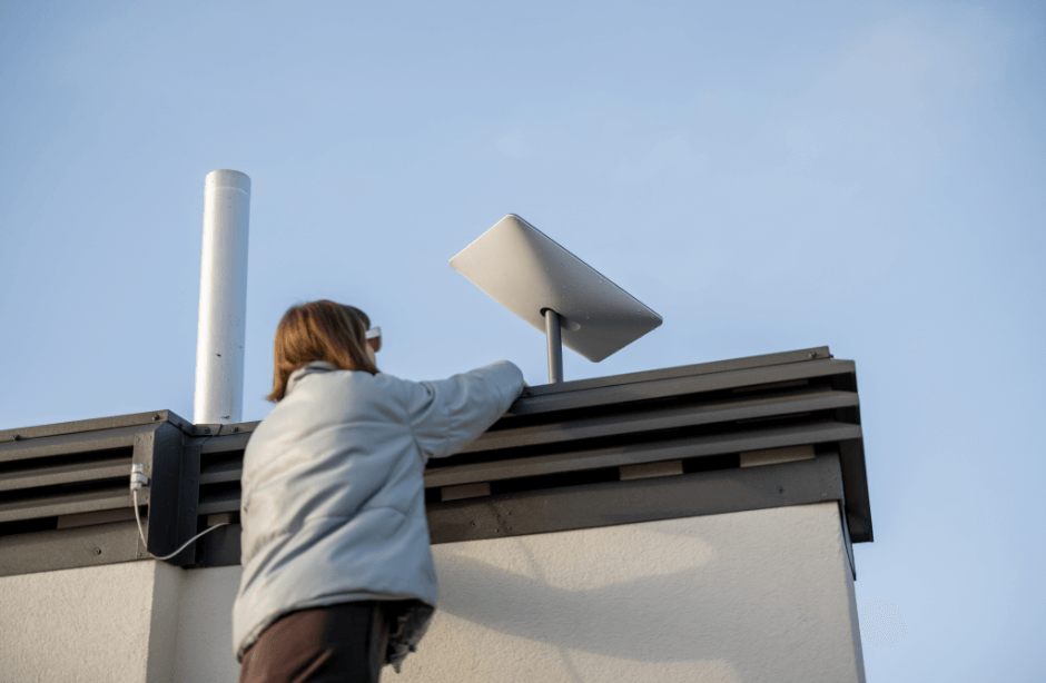 Mulher instalando a Internet Starlink na sua casa