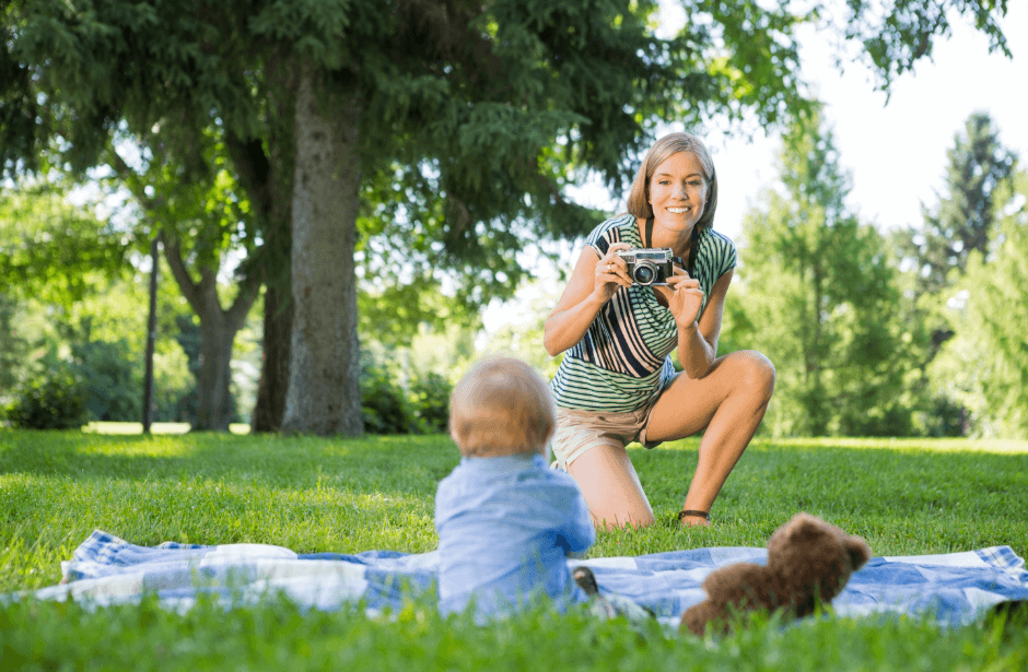 Mulher tirando fot de mêsversário para Editar Foto